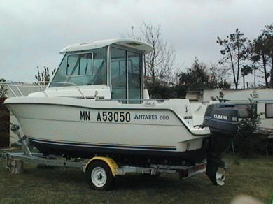 BATEAU A MOTEUR