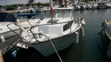 Bateau a moteur ocqueteau avec son emplacement